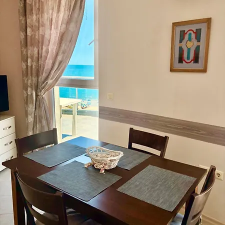 59 Kraybrezhna Apartment *